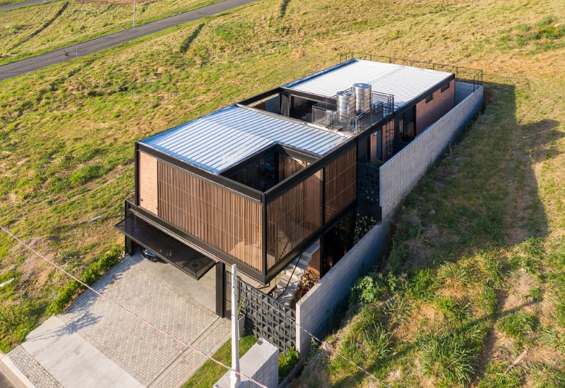 casa-torto-tagua-arquitetura-tijolo-ecologico-solo-cimento-estrutura-metalica (24)