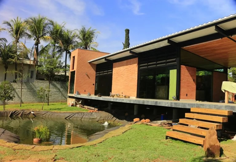 Casa-MCMV-fachada-lago-tijolo-ecologico